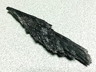 原石・ブラックカイヤナイト